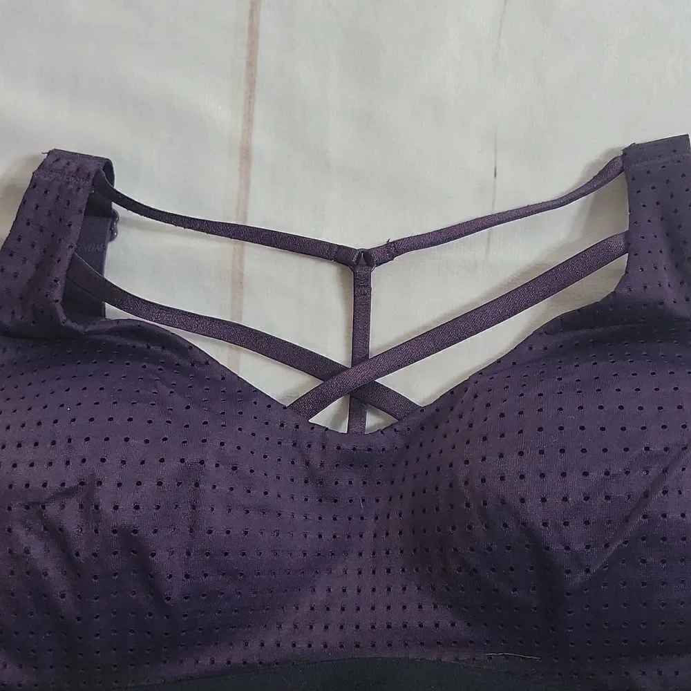 𝅺victoria's Secret Sport Sports Bra size 32A with fun straps in front and back!